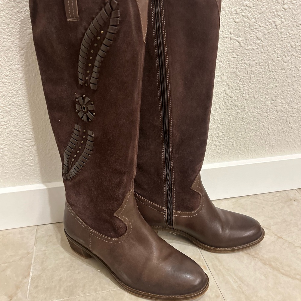 Elegant Brown Leather Heeled Boots